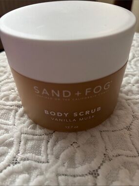 Sand + Fog Vanilla Musk Body Scrub — White and Tan